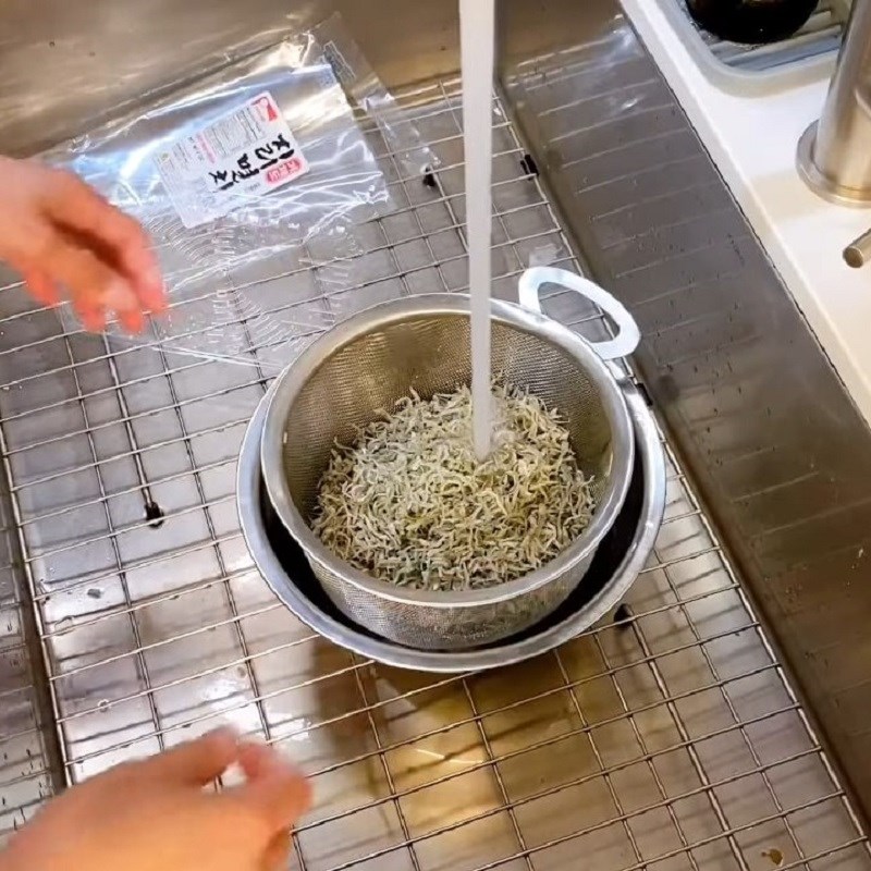 Bước 1 Sơ chế khô cá cơm Khô cá cơm kho tiêu