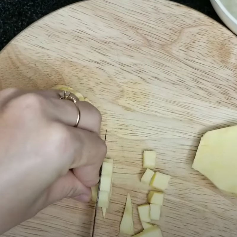 Bước 2 Sơ chế khoai lang Cháo yến mạch khoai lang cho bé ăn dặm