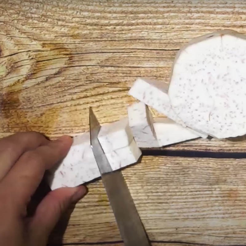 Bước 2 Sơ chế khoai môn Chè khoai môn bột báng