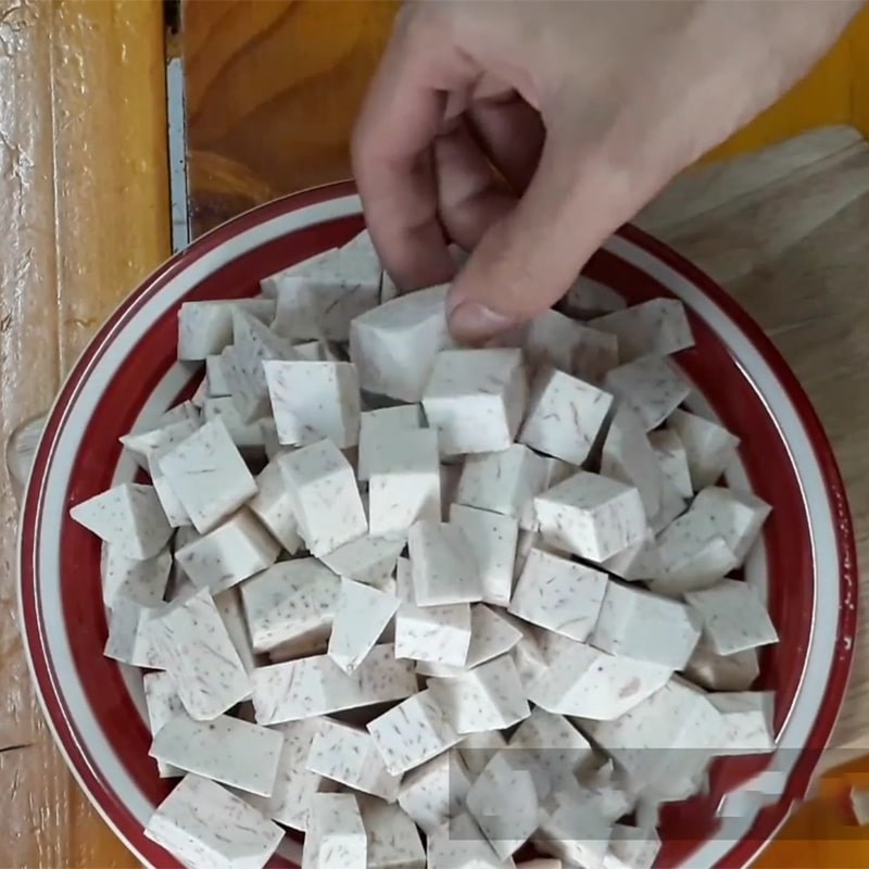 Bước 2 Sơ chế khoai môn Chè khoai môn nếp cẩm