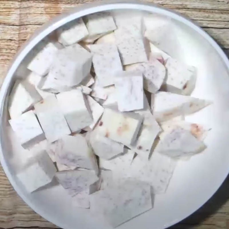 Bước 2 Sơ chế khoai môn Chè khoai môn bột báng