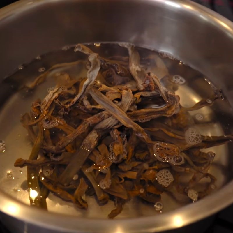 Bước 2 Sơ chế măng khô Bún ngan măng khô