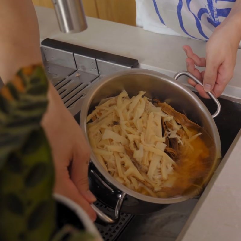 Bước 2 Sơ chế măng khô Bún ngan măng khô