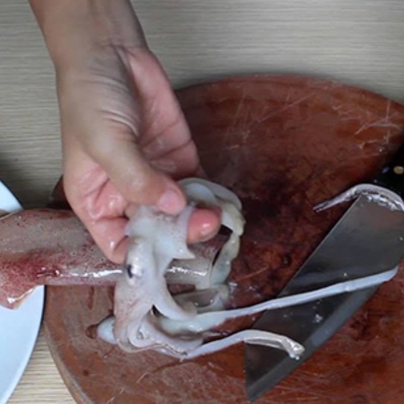 Bước 1 Sơ chế mực Bún mực Phú Yên