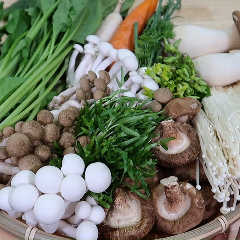 Bước 2 Sơ chế nấm và rau Lẩu hải sản nấm