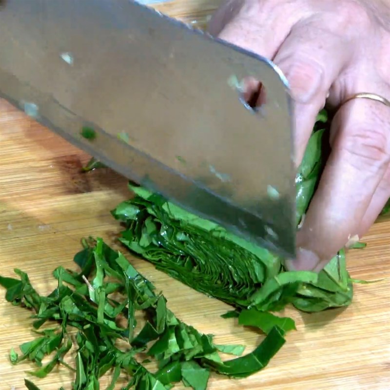 Bước 1 Sơ chế nguyên liệu Giò heo nướng lá mắc mật