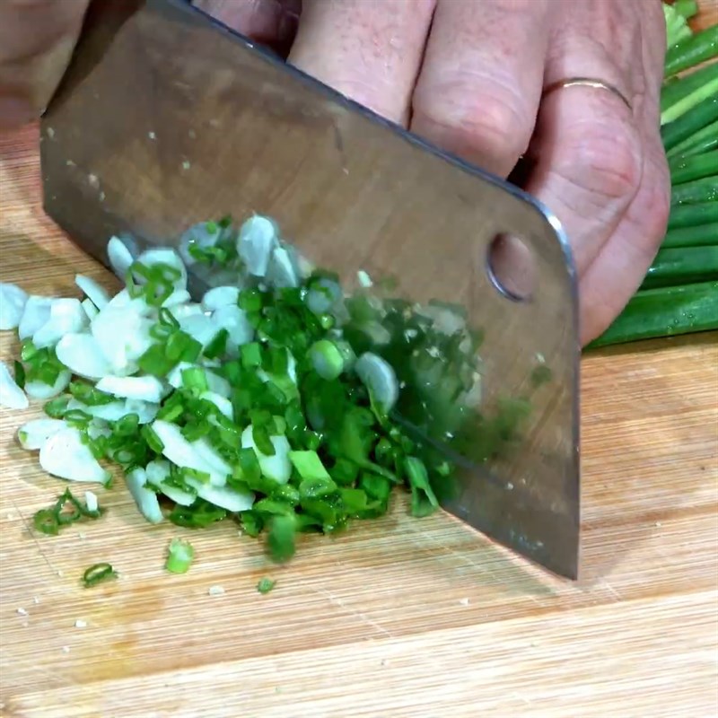 Bước 1 Sơ chế nguyên liệu Giò heo nướng lá mắc mật