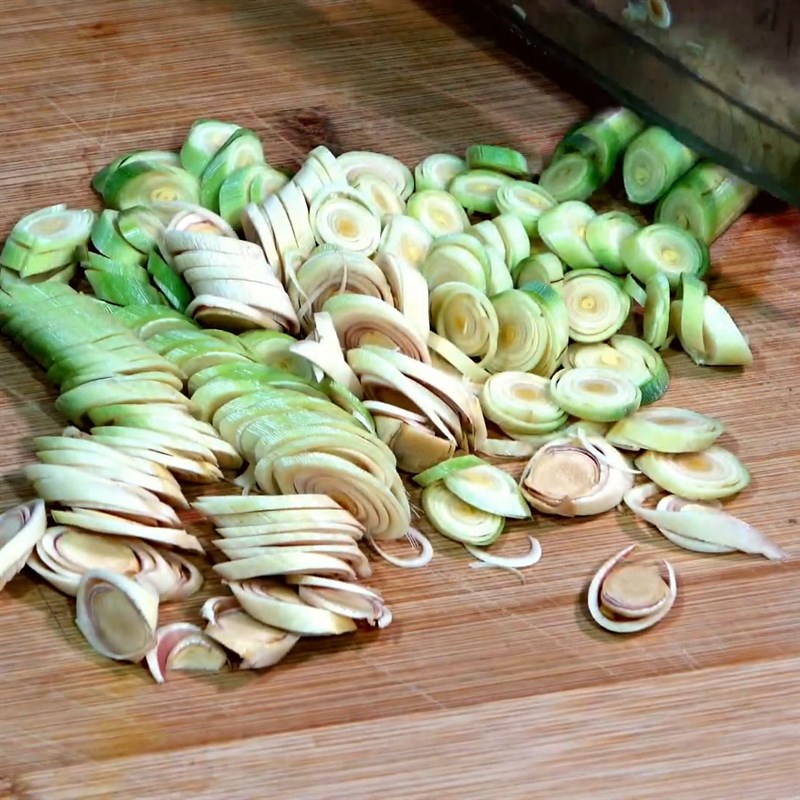 Bước 1 Sơ chế nguyên liệu Giò heo nướng lá mắc mật