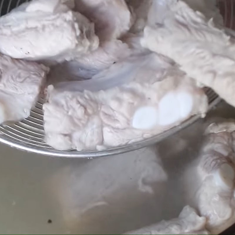 Bước 1 Sơ chế nguyên liệu Sườn rim mật ong