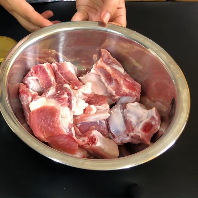 Bước 1 Sơ chế nguyên liệu Sườn rim chua ngọt