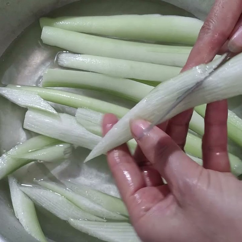 Bước 1 Sơ chế nguyên liệu Canh chua khô cá dứa dọc mùng