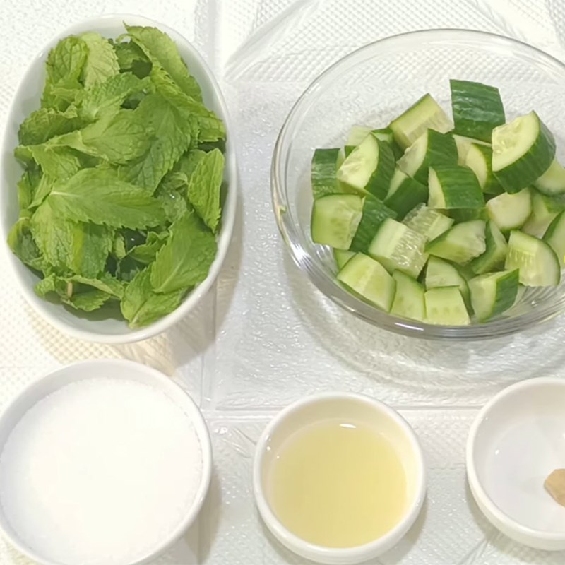 Bước 1 Sơ chế nguyên liệu Nước ép dưa leo bạc hà