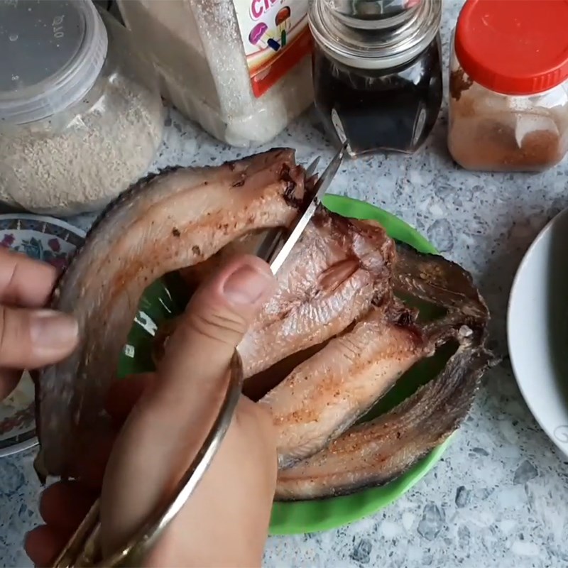 Bước 1 Sơ chế nguyên liệu Khô cá lóc chiên nước mắm