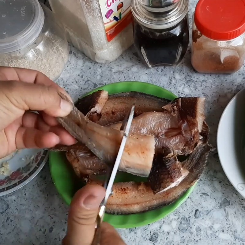 Bước 1 Sơ chế nguyên liệu Khô cá lóc chiên nước mắm