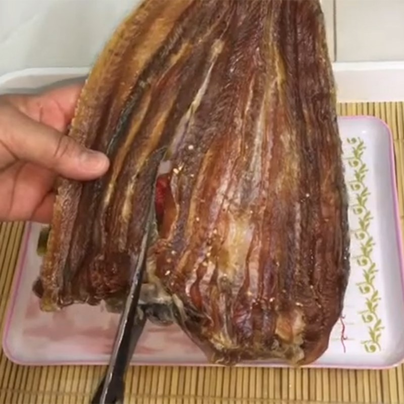 Bước 1 Sơ chế nguyên liệu Khô cá lóc chiên giấm đường