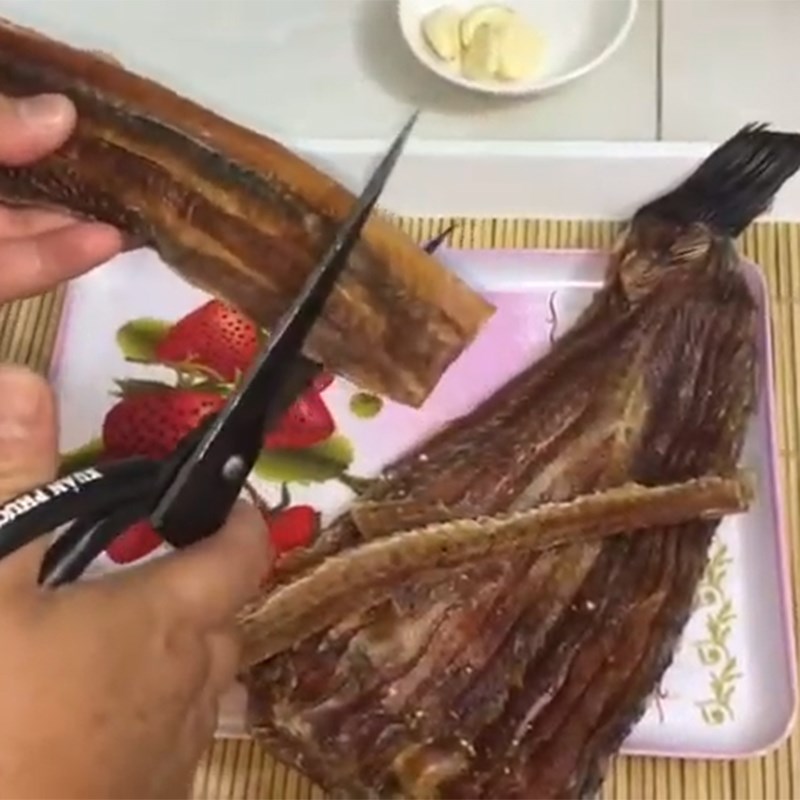 Bước 1 Sơ chế nguyên liệu Khô cá lóc chiên giấm đường