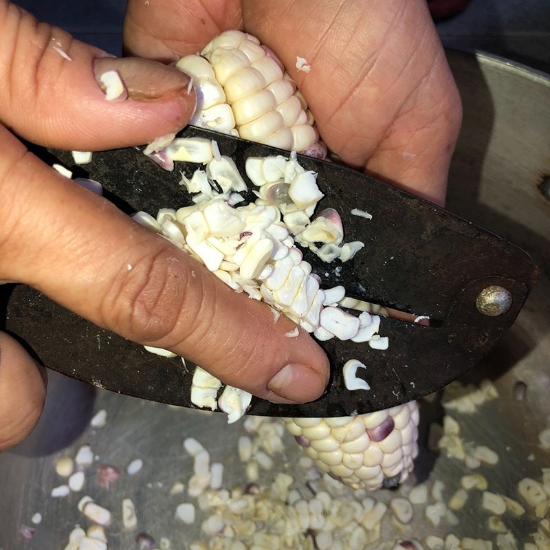 Bước 1 Sơ chế nguyên liệu Chè bắp nếp nước cốt dừa