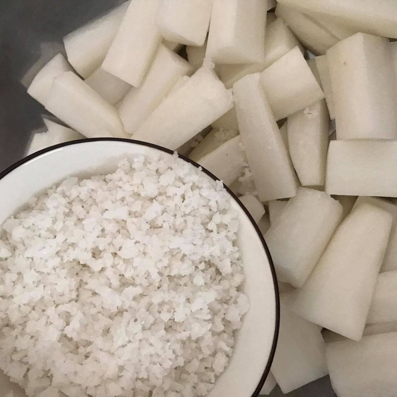 Bước 1 Sơ chế nguyên liệu Củ cải trắng ngâm nước tương