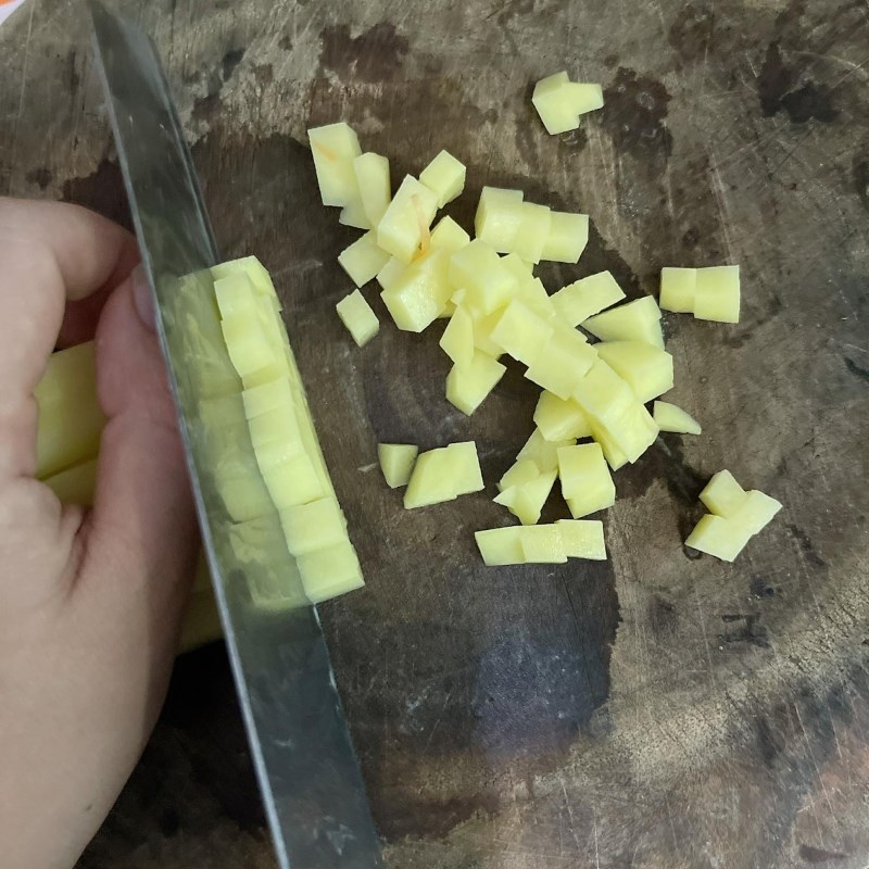 Bước 1 Sơ chế nguyên liệu Salad Nga truyền thống