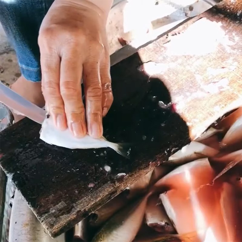 Bước 1 Sơ chế nguyên liệu Khô cá chỉ vàng 1 nắng