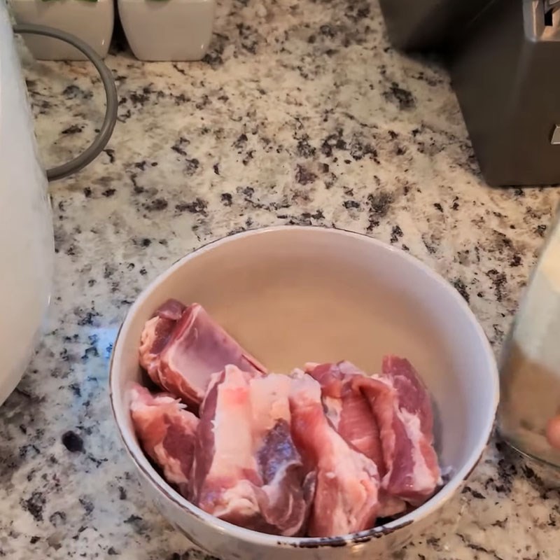 Bước 1 Sơ chế nguyên liệu (sơ chế sườn, vo gạo) Cháo sườn nấu bằng nồi cơm điện Cuckoo