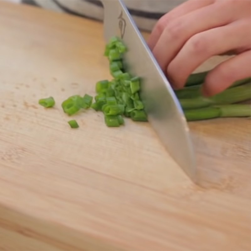 Bước 1 Sơ chế nguyên liệu (sơ chế sườn, vo gạo) Cháo sườn nấu bằng nồi cơm điện Cuckoo