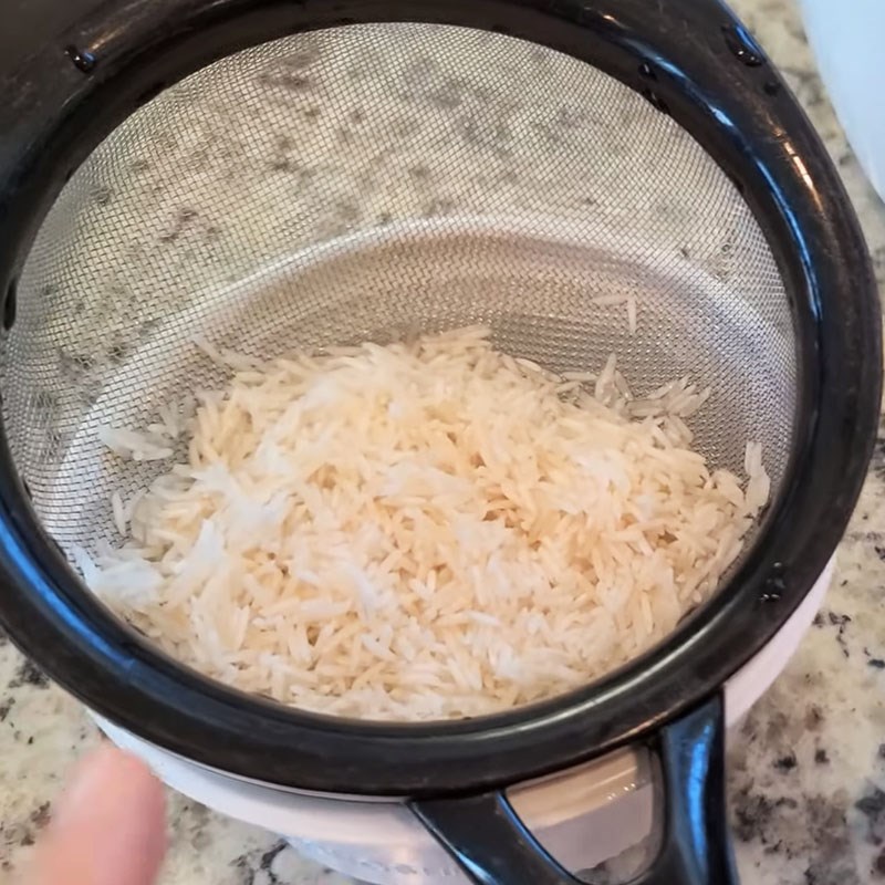 Bước 1 Sơ chế nguyên liệu (sơ chế sườn, vo gạo) Cháo sườn nấu bằng nồi cơm điện Cuckoo