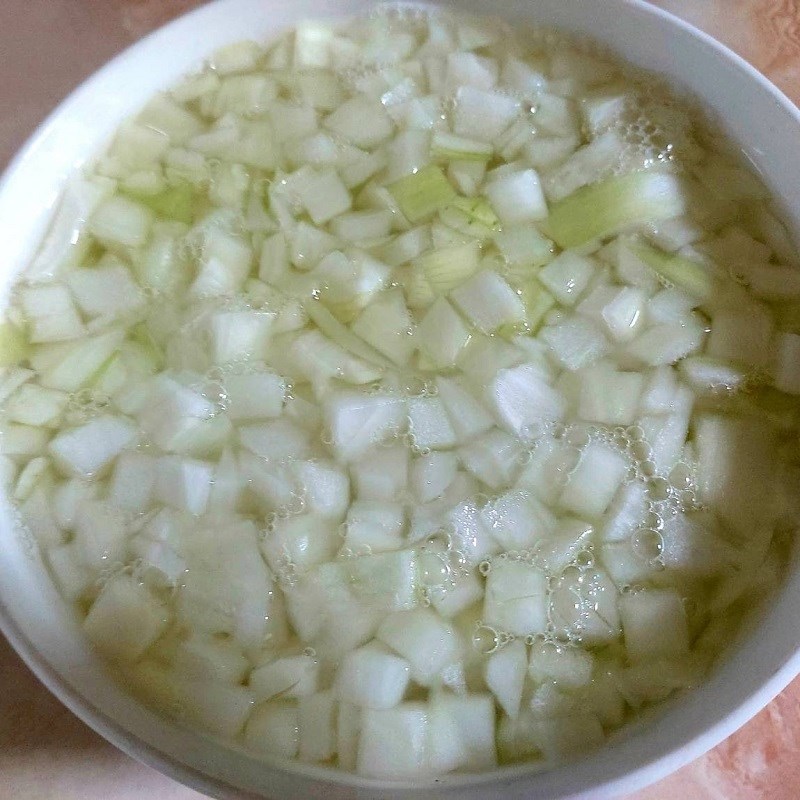 Bước 2 Sơ chế nguyên liệu sống Salad Nga