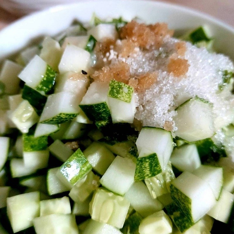 Bước 2 Sơ chế nguyên liệu sống Salad Nga