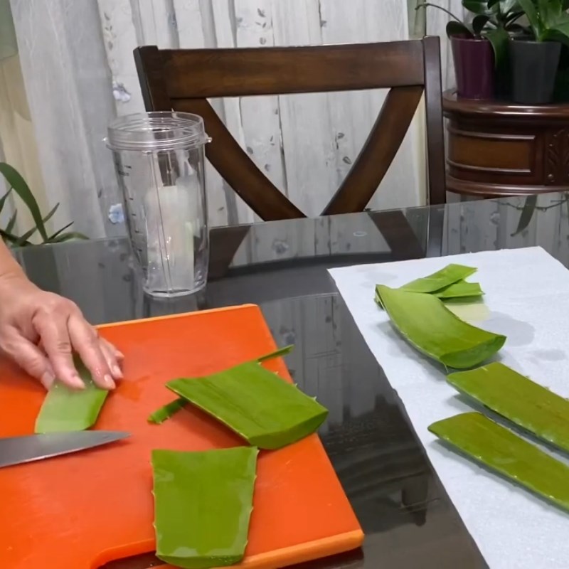 Bước 1 Sơ chế nha đam và chuối Sinh tố nha đam chuối