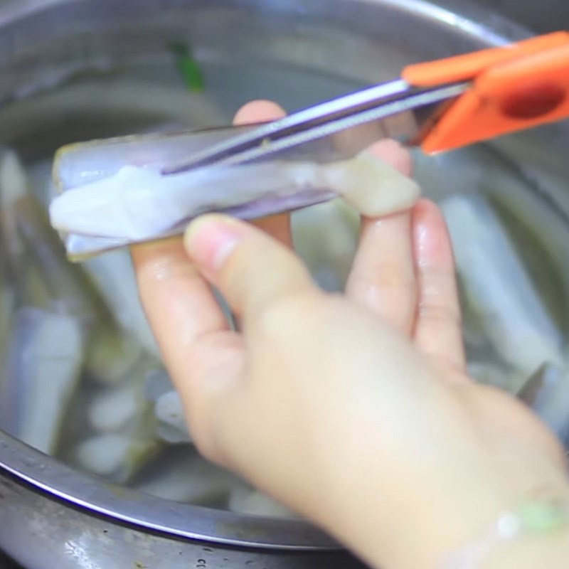 Bước 1 Sơ chế ốc móng tay Ốc móng tay cháy tỏi