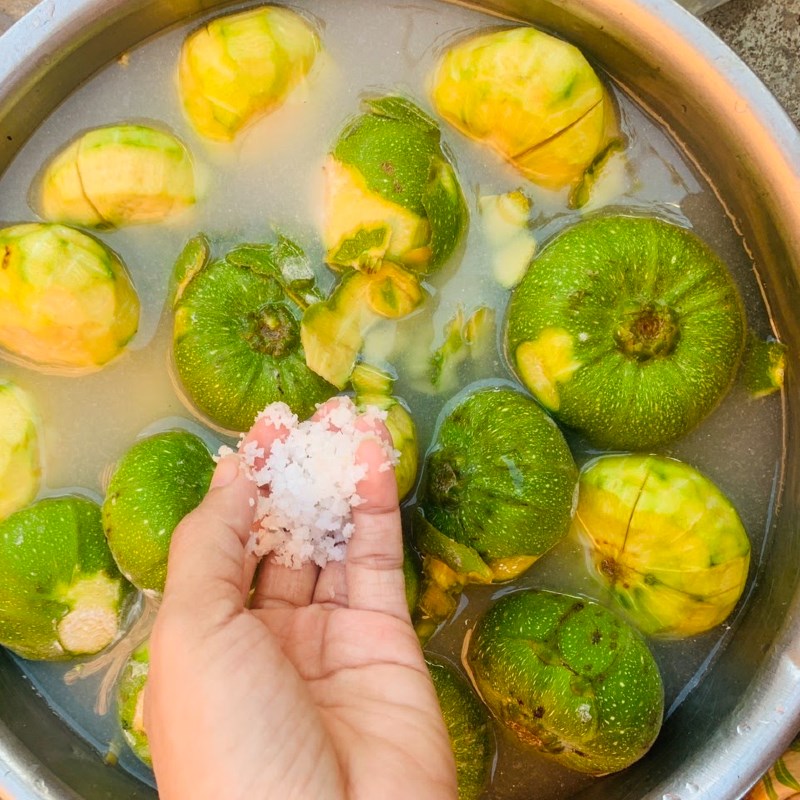 Bước 1 Sơ chế quả vả Quả vả muối chua