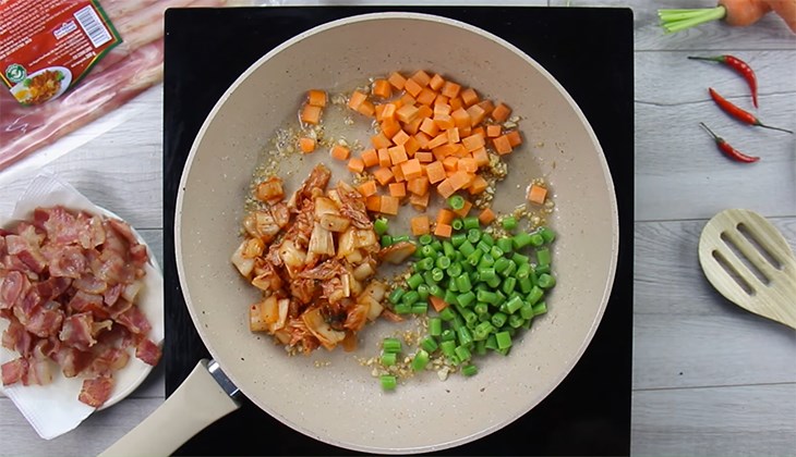 Bước 2 Sơ chế rau củ Cơm chiên thịt xông khói