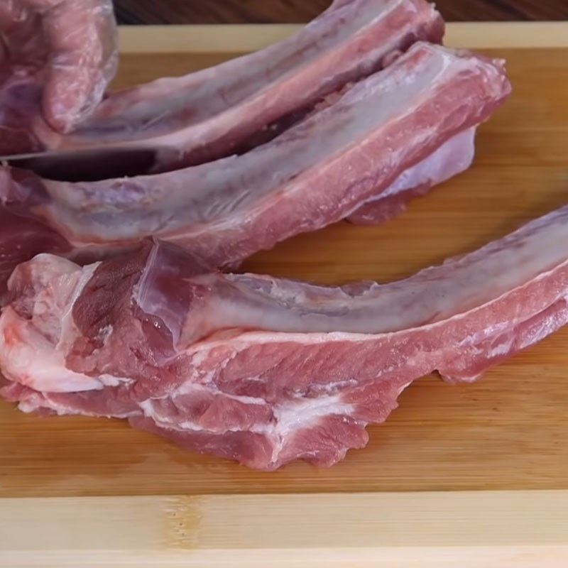 Bước 1 Sơ chế sườn heo Sườn rim lá chanh