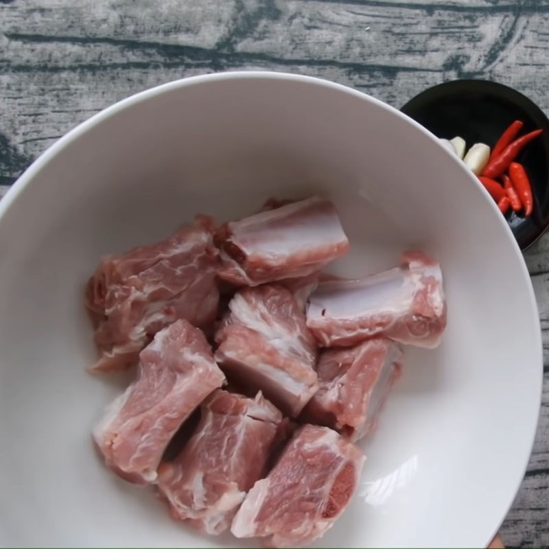 Bước 1 Sơ chế sườn heo Sườn rim lá chanh