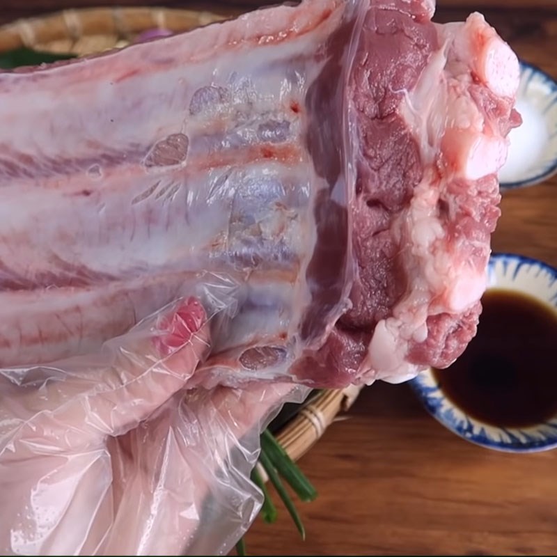Bước 1 Sơ chế sườn heo Sườn rim lá chanh