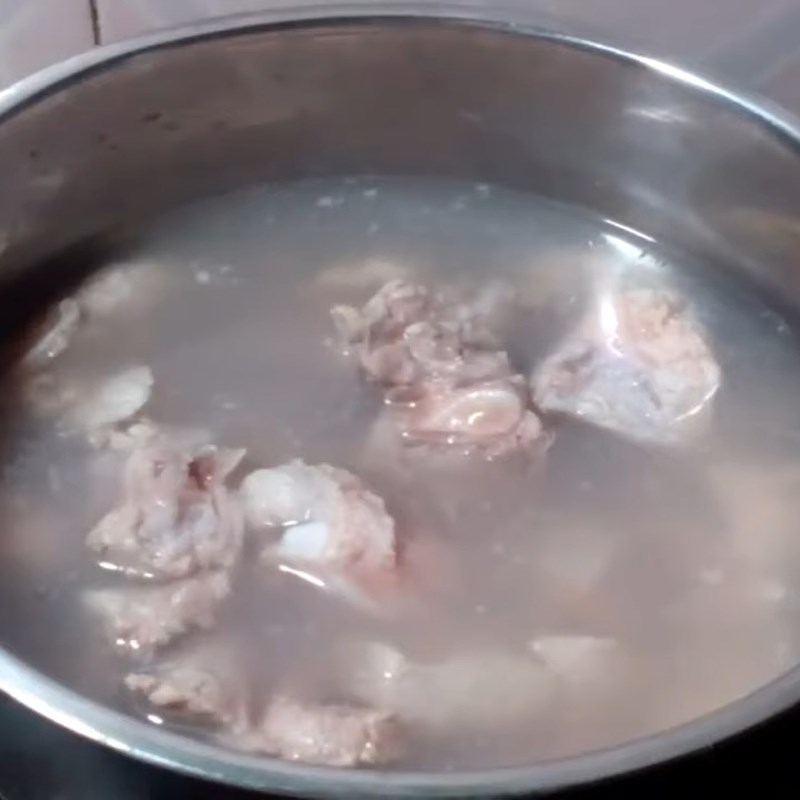 Bước 1 Sơ chế sườn heo Sườn kho măng