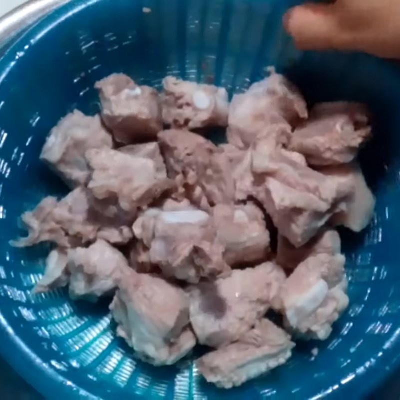 Bước 1 Sơ chế sườn heo Sườn kho măng