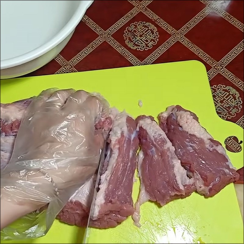 Bước 1 Sơ chế thịt bò Bò sốt vang với gấc