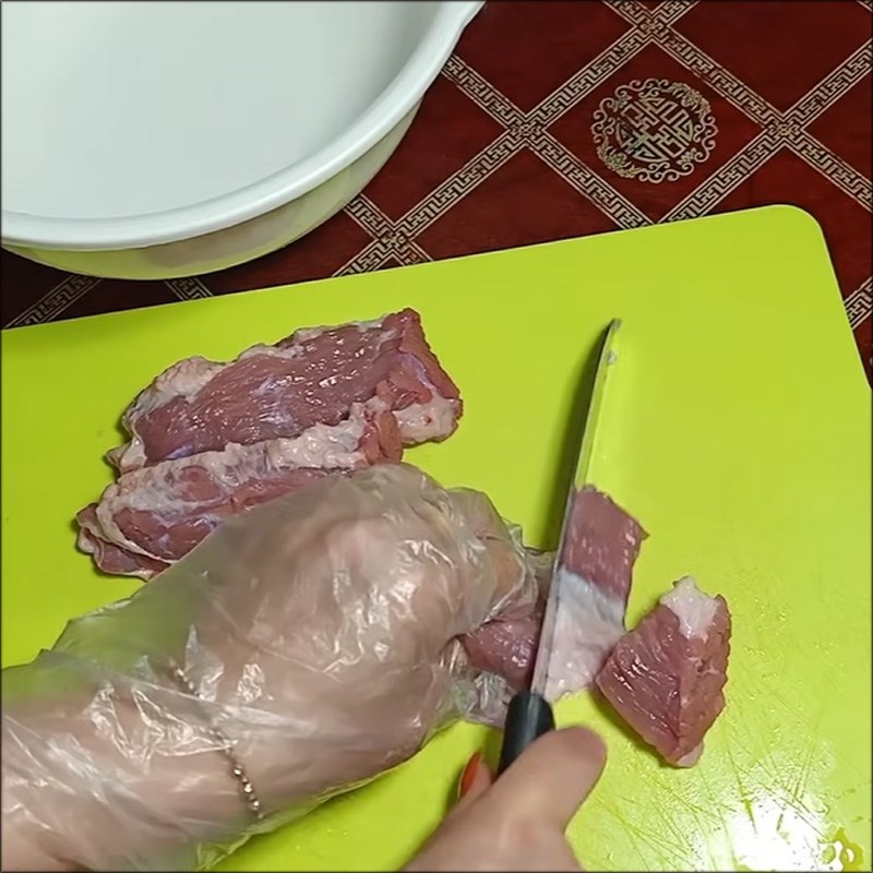 Bước 1 Sơ chế thịt bò Bò sốt vang với gấc