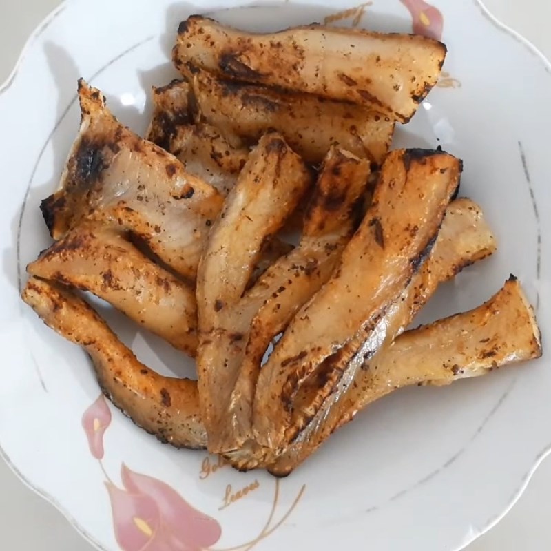 Bước 1 Nướng khô và cắt dưa leo Gỏi dưa leo khô cá lóc