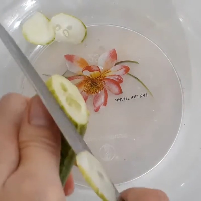 Bước 1 Nướng khô và cắt dưa leo Gỏi dưa leo khô cá lóc