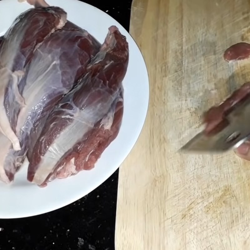 Bước 1 Sơ chế thịt trâu Lẩu trâu nhúng mẻ