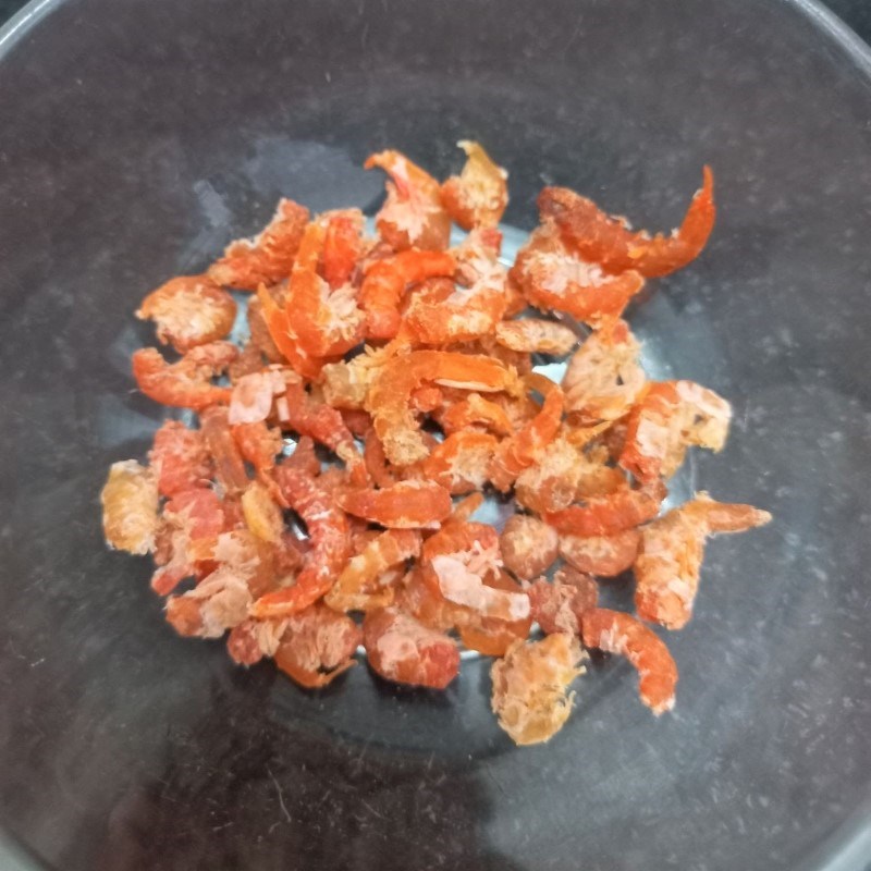 Bước 1 Sơ chế tôm khô Canh cải bẹ xanh nấu tôm khô