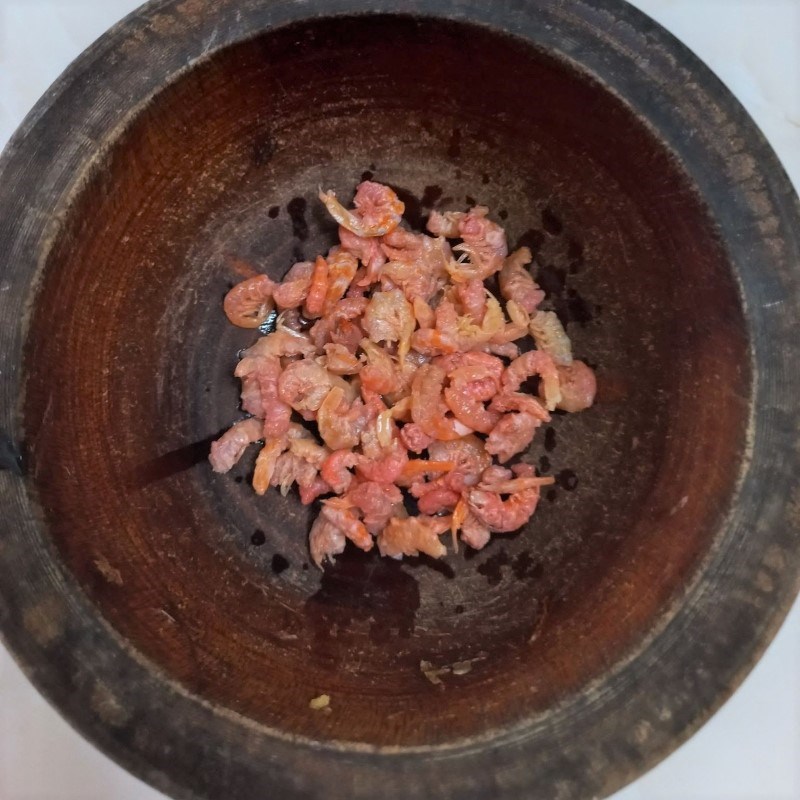 Bước 1 Sơ chế tôm khô Canh cải bẹ xanh nấu tôm khô