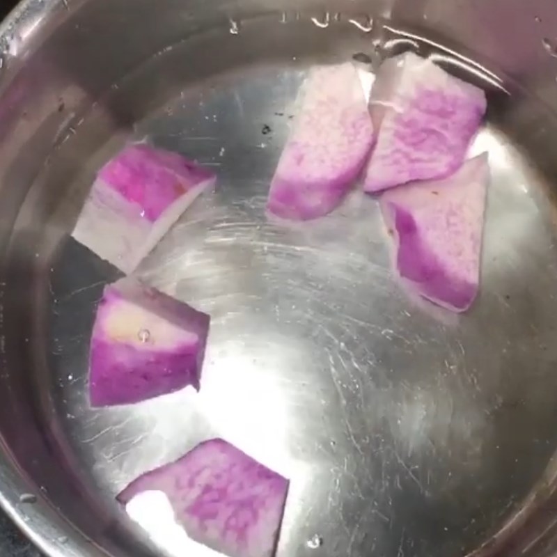 Bước 1 Sơ chế và luộc nguyên liệu Cháo tôm khoai mỡ