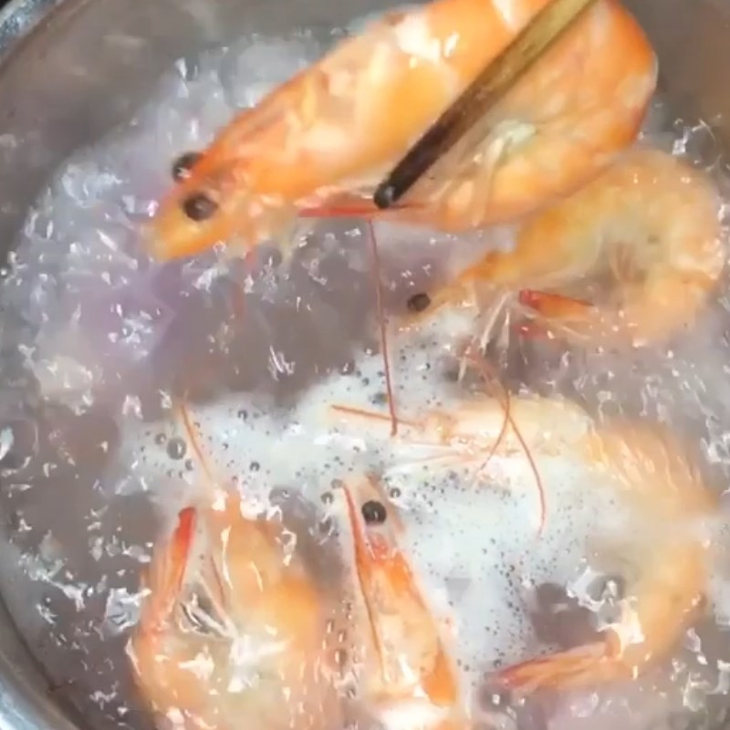 Bước 1 Sơ chế và luộc nguyên liệu Cháo tôm khoai mỡ
