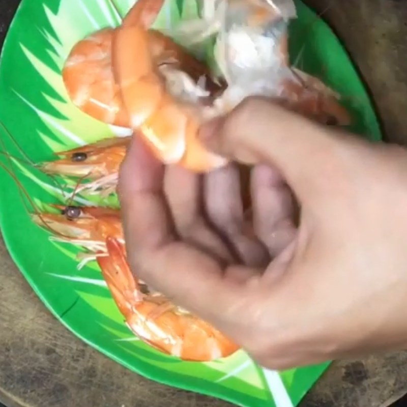 Bước 1 Sơ chế và luộc nguyên liệu Cháo tôm khoai mỡ