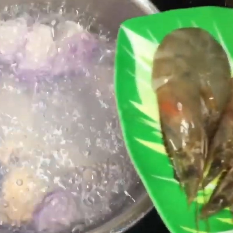 Bước 1 Sơ chế và luộc nguyên liệu Cháo tôm khoai mỡ