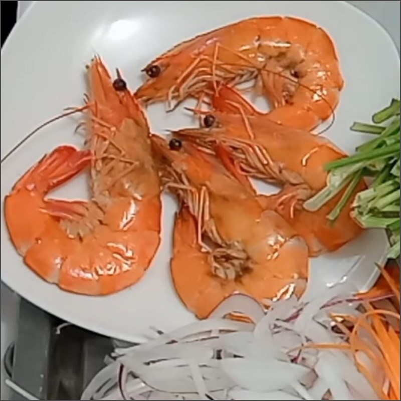 Bước 1 Sơ chế và luộc tôm Salad tôm cần tây sốt chua cay